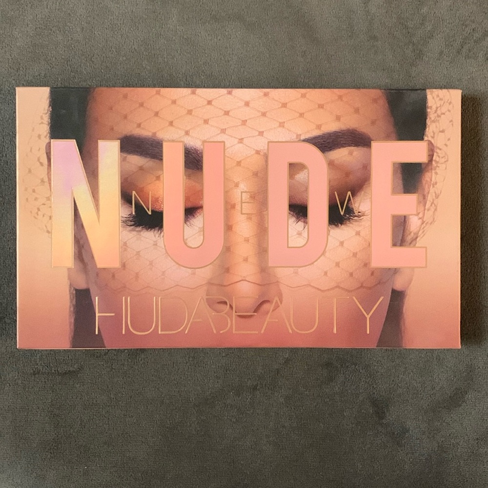 Huda beauty nude eyeshadow palette